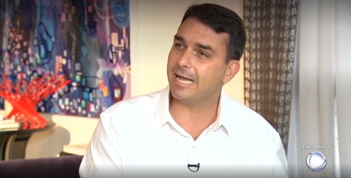 Joaquim de Carvalho: Flávio Bolsonaro se afundou um pouco mais na lama