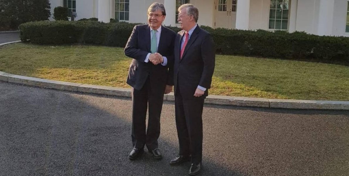 Bolton se encontra com chanceler colombiano para transmitir ordens, diz Arreaza