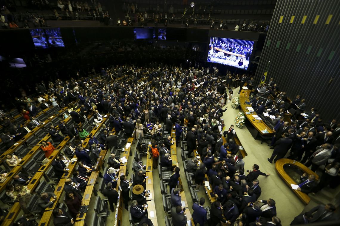 Eles sabem tudo, explicam tudo, estão em todas as TVs: são os cientistas políticos