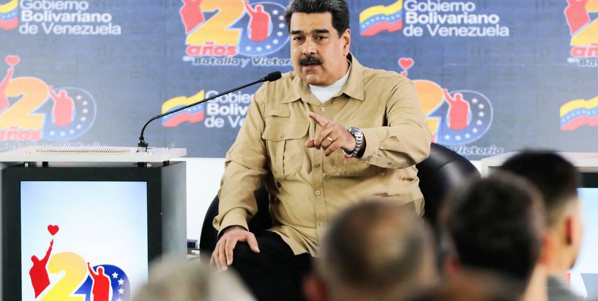 Em reunião com intelectuais, Maduro diz que paz prevalecerá na Venezuela
