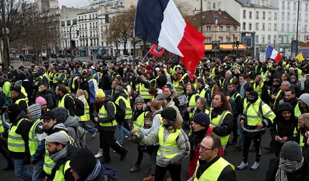 Coletes amarelos retomam protestos contra Macron 
