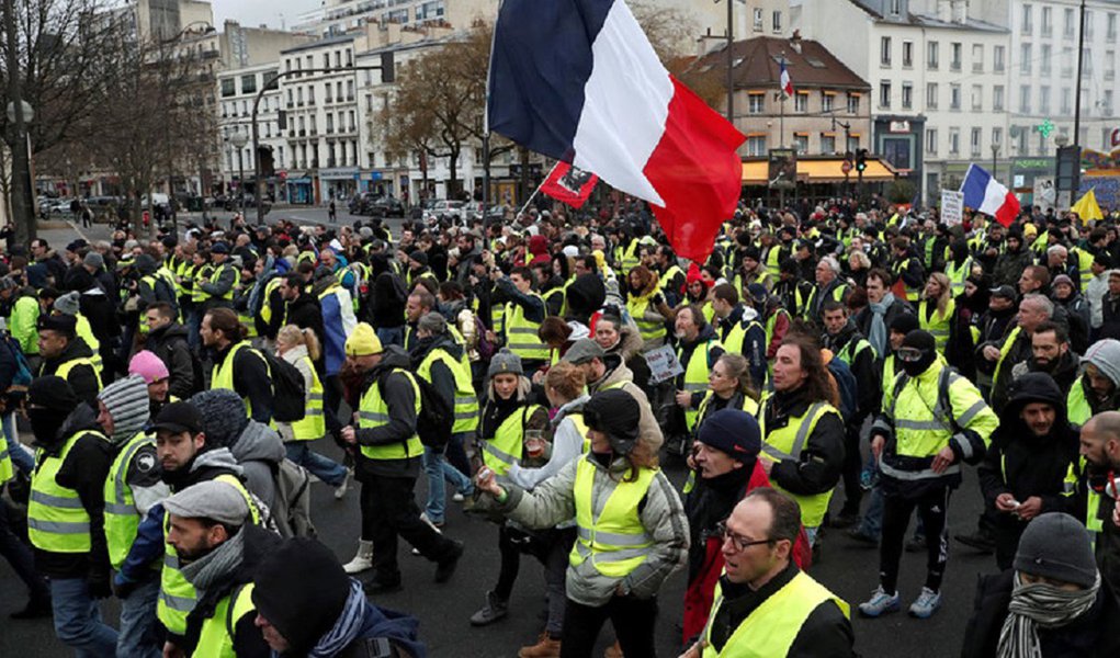 Coletes amarelos retomam protestos contra Macron 