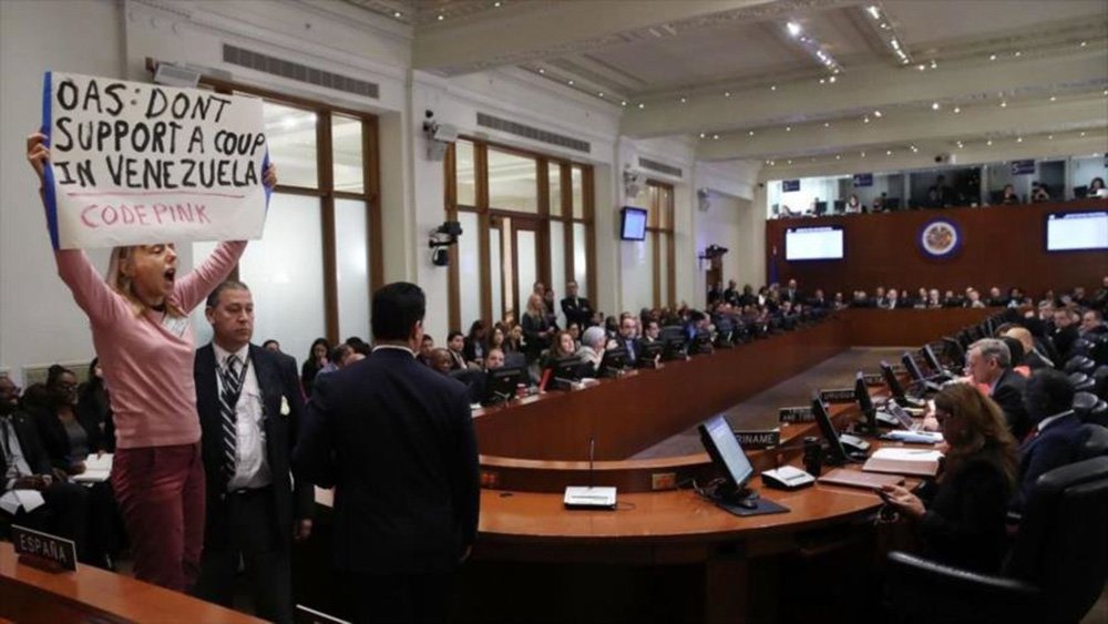 Ativista norte-americana protesta contra golpe na Venezuela em reunião da OEA