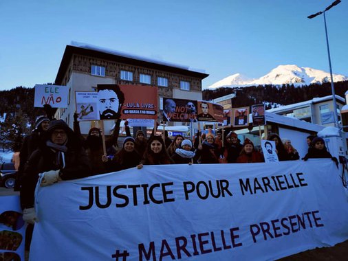 Brasileiros protestam na Suíça contra Bolsonaro e pedem justiça para Marielle