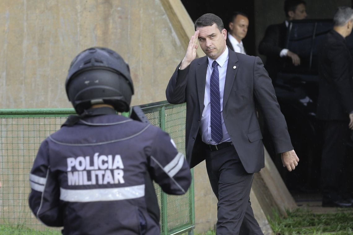 Editorial da Folha: elo de Flávio com Escritório do Crime amplia a crise