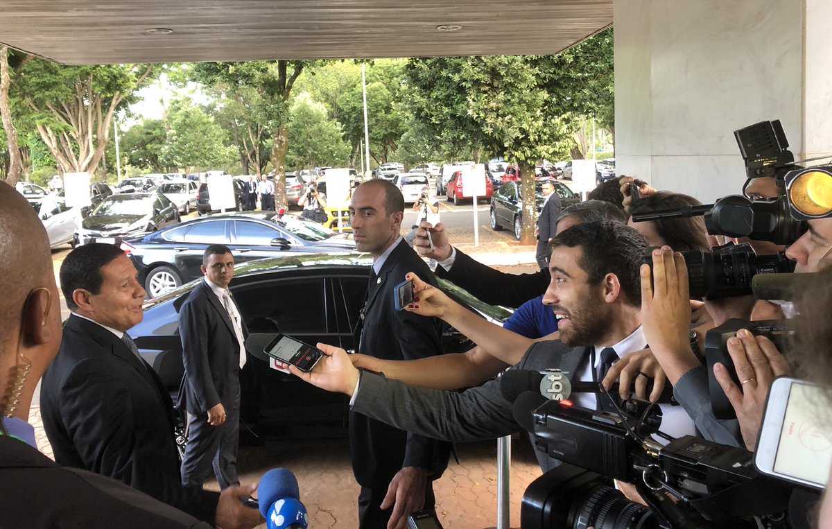 Enquanto Bolsonaro foge de coletiva, Mourão exalta a imprensa