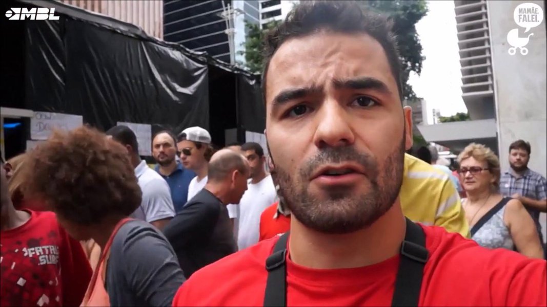 Até Arthur Mamãe Falei já pede a renúncia de Flávio Bolsonaro 