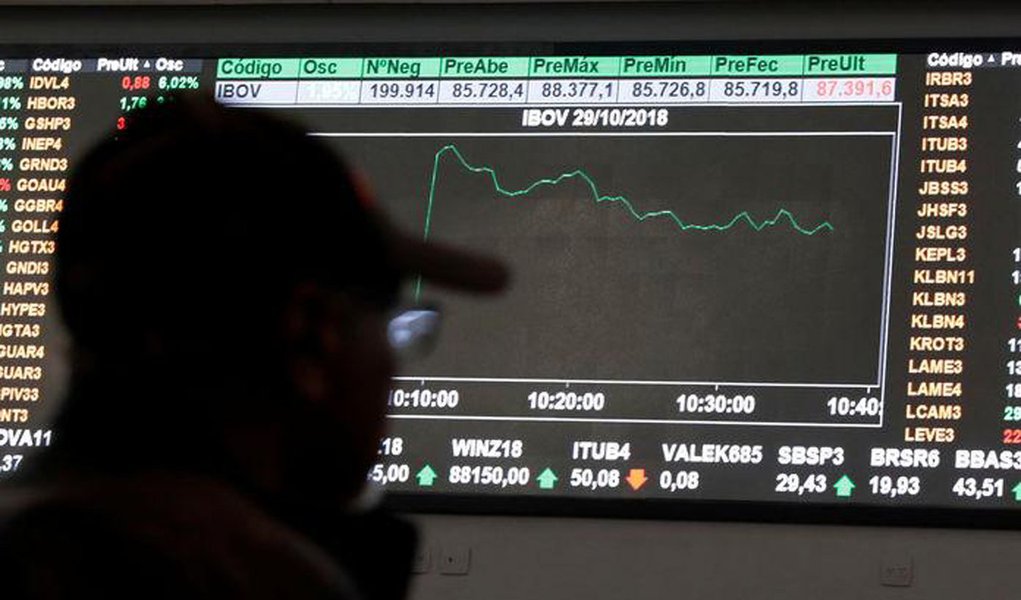 Ibovespa renova máximas e encosta em 94,5 mil pontos