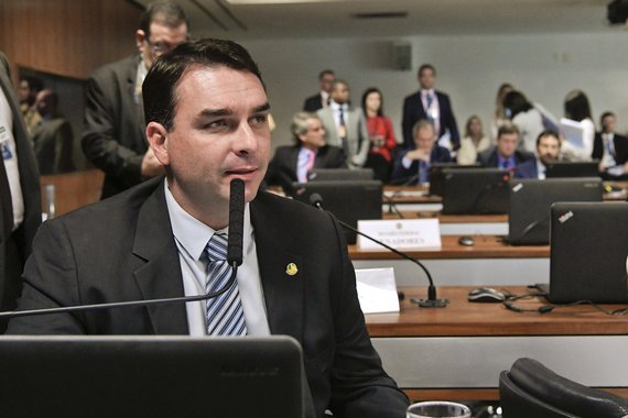 Flávio Bolsonaro faz jus a prisão preventiva