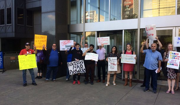 Dallas, cidade que não convidou Bolsonaro, o recebe com protestos