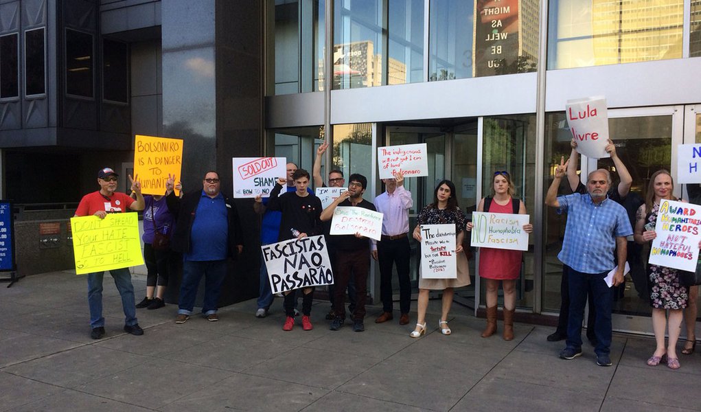 Dallas, cidade que não convidou Bolsonaro, o recebe com protestos