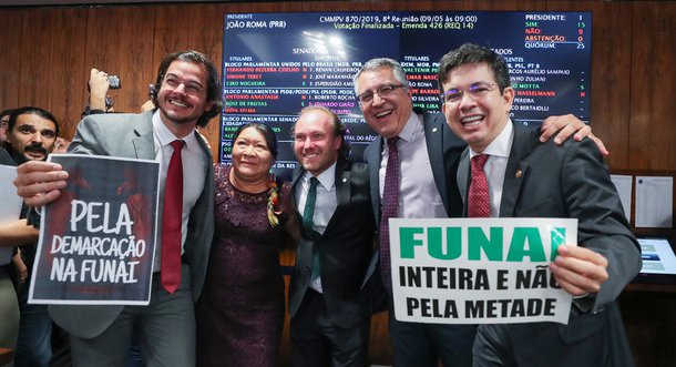 Congresso e sociedade derrotam Bolsonaro