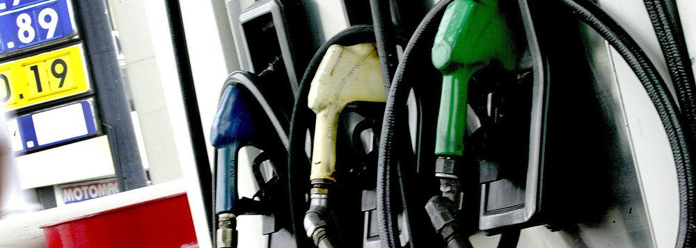 Governo aumenta preço da gasolina e litro passa a custar até R$ 5