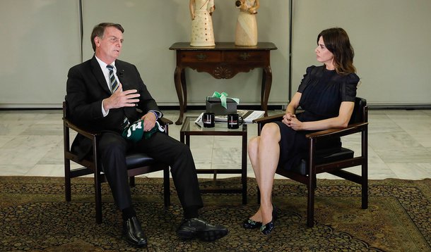 Bolsonaro se diz fã de Trump e afirma que racismo é 'coisa rara' no Brasil em entrevista chapa-branca