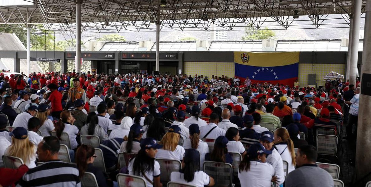 Venezuelanos debatem solução política para crise no país