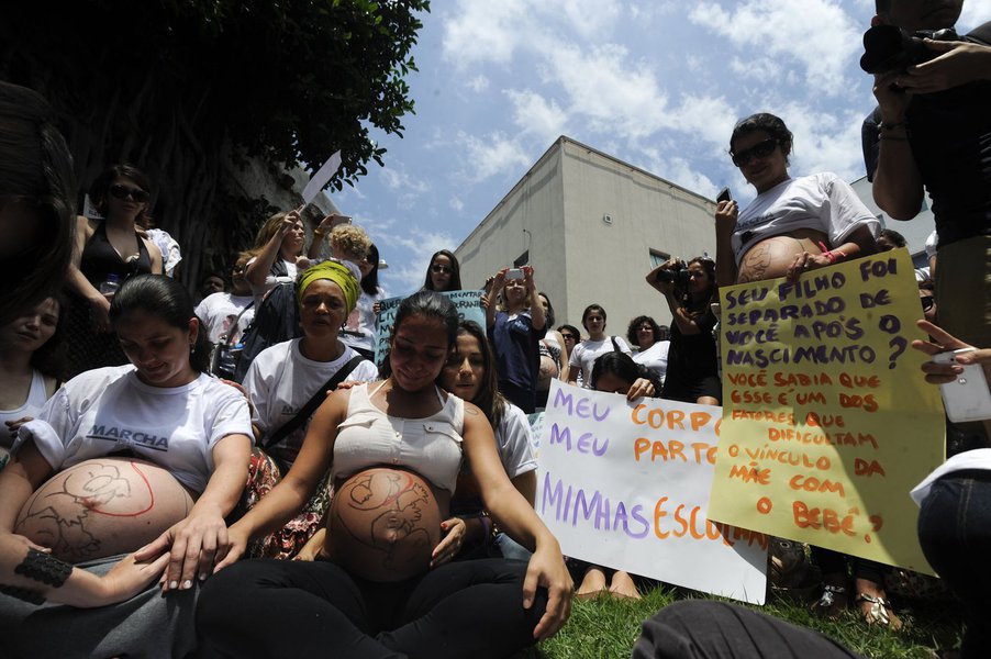 Parteiras e obstetrizes são essenciais para combatermos a epidemia de cesáreas no Brasil