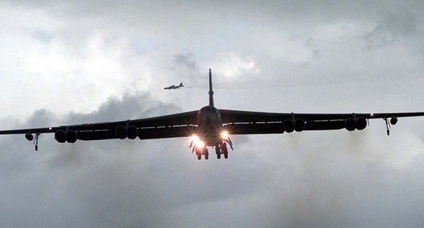 EUA enviam 4 bombardeiros B-52 ao Oriente Médio para ameaçar Irã