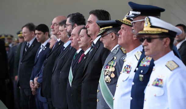 Militares que aderiram ao golpe permanecem no governo para garantir equilíbrio