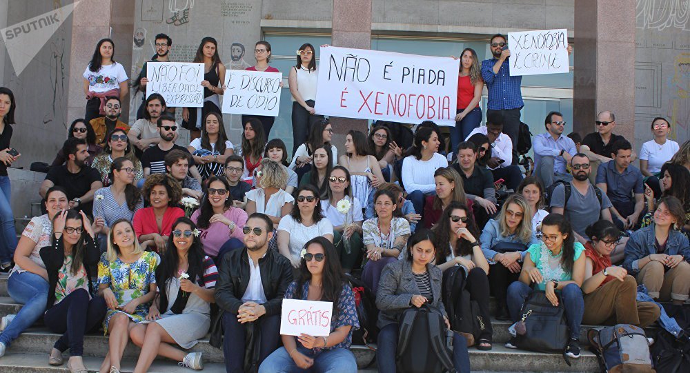 Parlamento português reage contra xenofobia a estudantes brasileiros