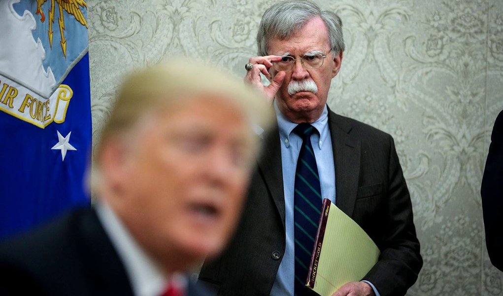 Bolton tenta convencer Trump a mandar tropas para a Venezuela