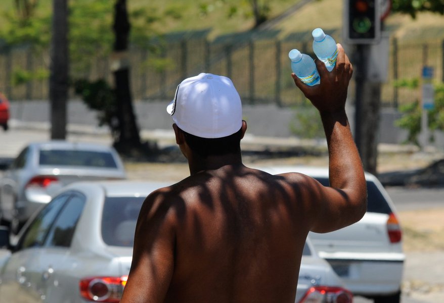 Da população ocupada no Brasil, 43% está na informalidade