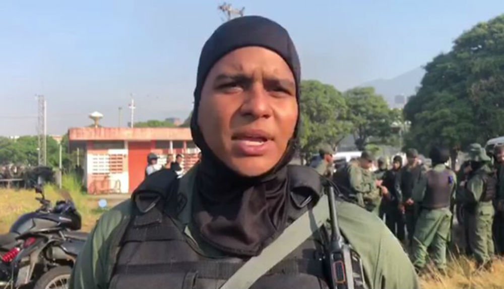 Soldados foram enganados por oficiais golpistas para passar ao lado de Guaidó, diz ministro