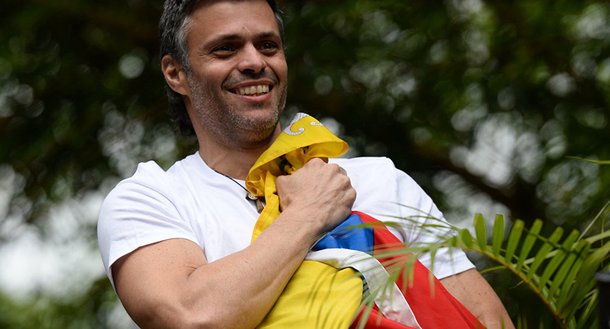 Líder da oposição sai de prisão pregando golpe contra Maduro