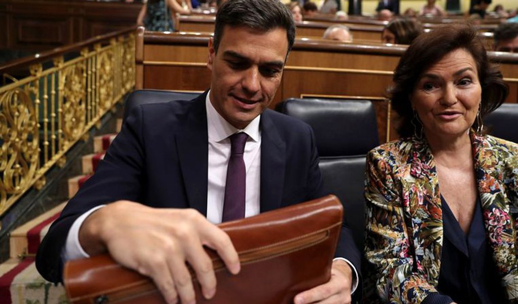 Socialistas avaliam aliados para compor governo após eleição na Espanha