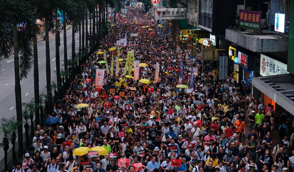 Milhares vão às ruas em Hong Kong contra projeto de extradição com a China