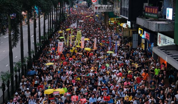 Milhares vão às ruas em Hong Kong contra projeto de extradição com a China