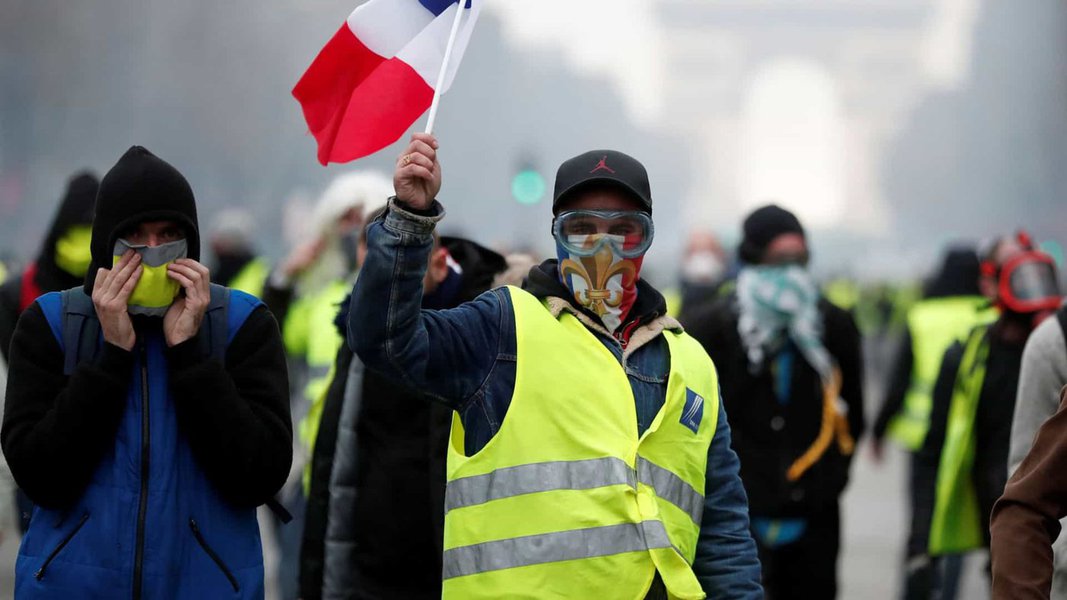 Colete amarelo com bandeira da França em protesto contra Macron em 2019