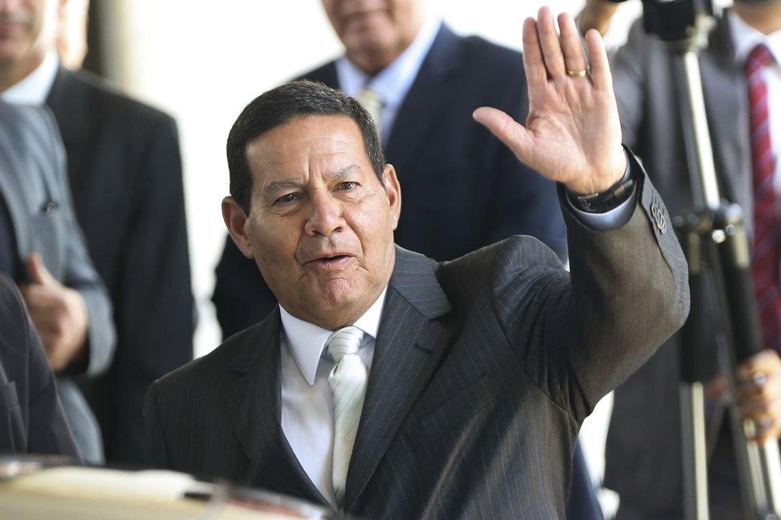 Mourão deveria visitar Lula