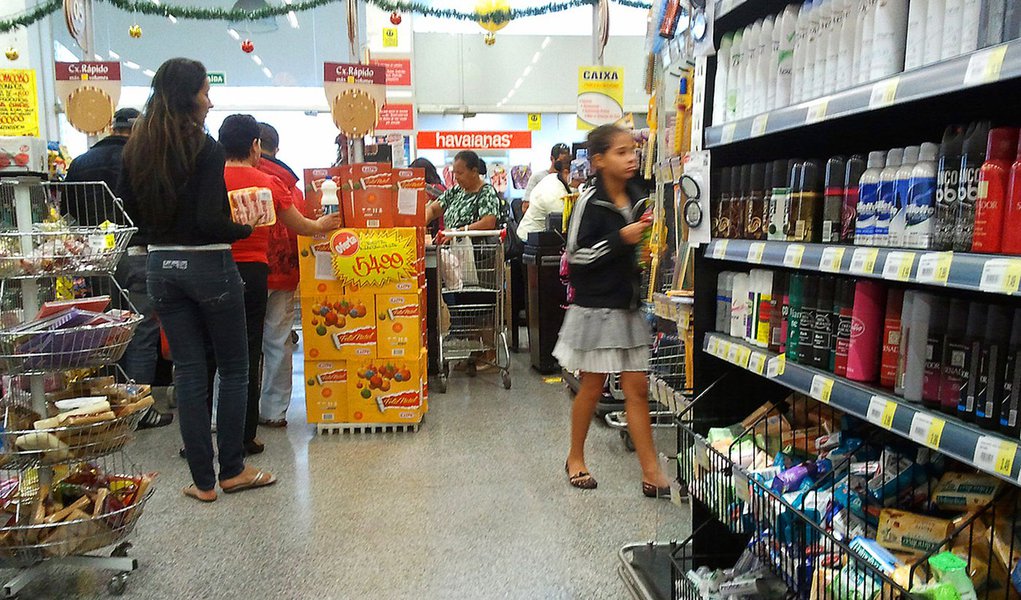 Intenção de consumo das famílias cai pelo segundo mês consecutivo