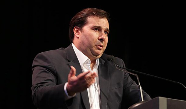 Maia se diz perplexo pela forma como o governo demitiu Joaquim Levy