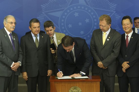 Bolsonaro assina decreto e extingue horário de verão