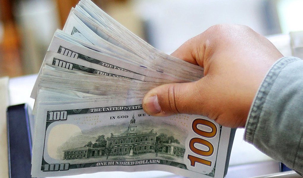 Com economia fraca, dólar abre em alta e é cotado a R$ 4,00