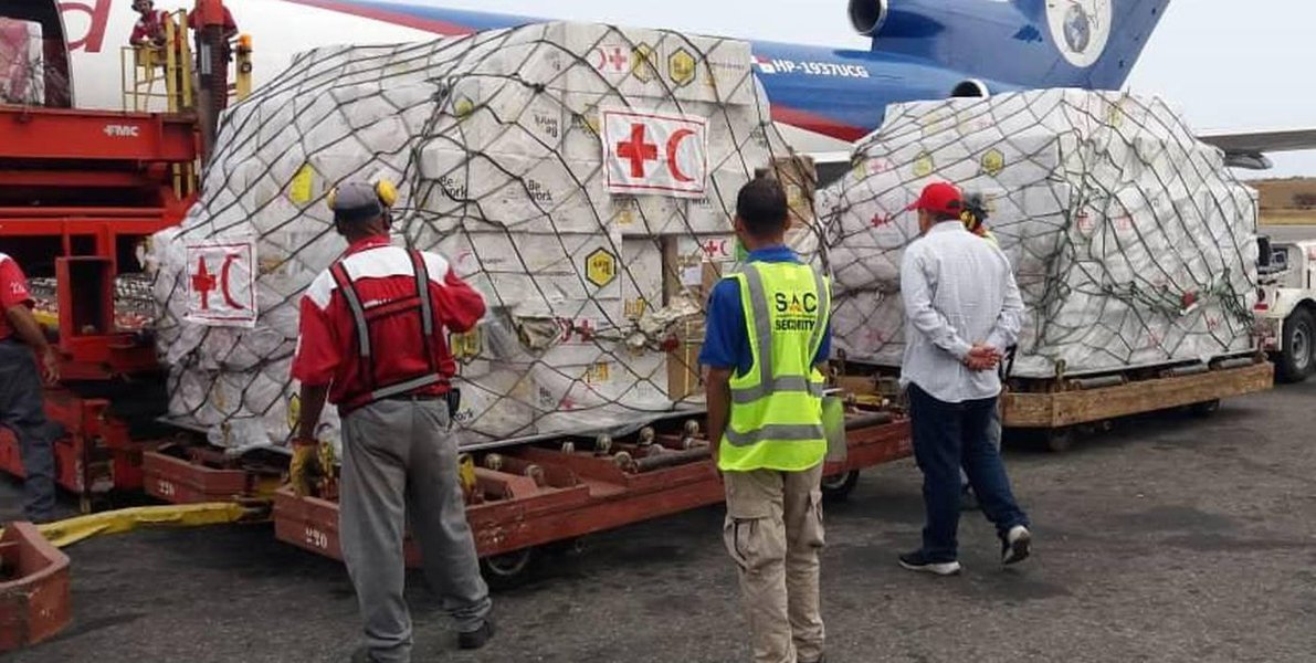 Ajuda humanitária da Cruz Vermelha começa a chegar à Venezuela