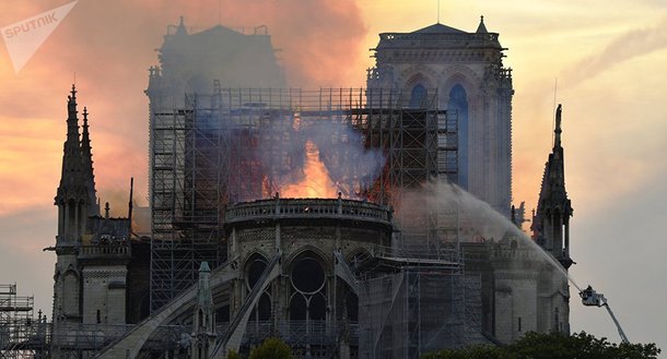 Líderes mundiais lamentam incêndio em Notre-Dame