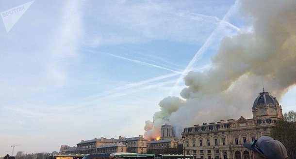 Bombeiros de Paris afirmam que despejar água de aeronaves pode fazer Catedral desabar