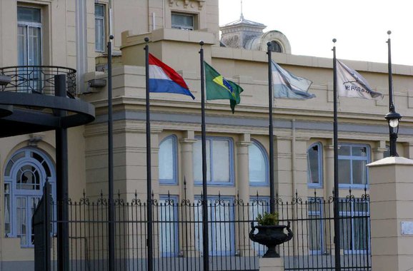 Paraguai decide suspender eleição direta ao Parlasur
