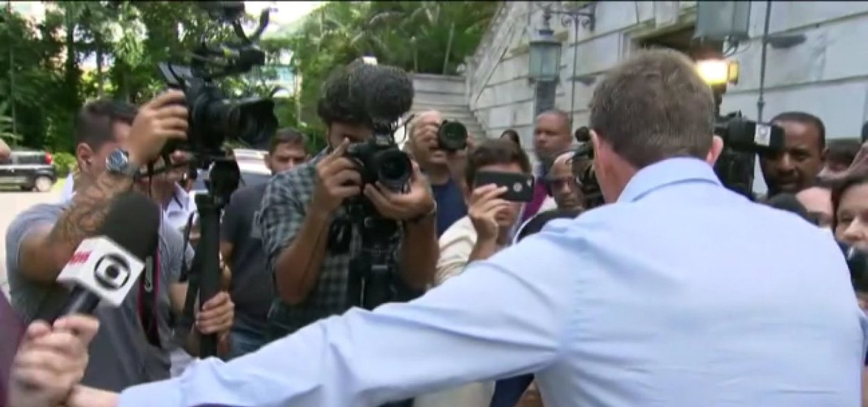 Crivella se irrita com jornalista da Globo e Record revida