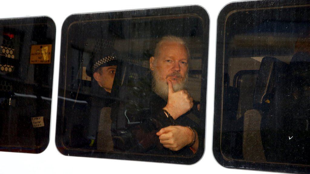 Equador prende colaborador de Assange