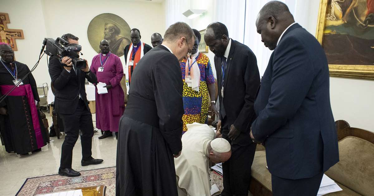 Papa beija os pés de líderes do Sudão do Sul e pede preservação da paz