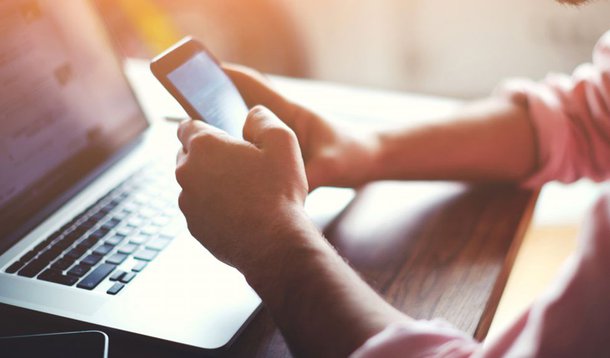 Publicidade em jornais e revistas despenca e internet ganha espaço