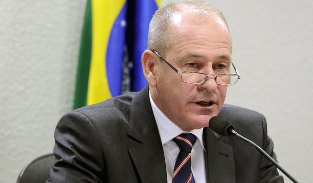 Ladrões explodem caixas eletrônicos de hotel onde ministro da Defesa mora