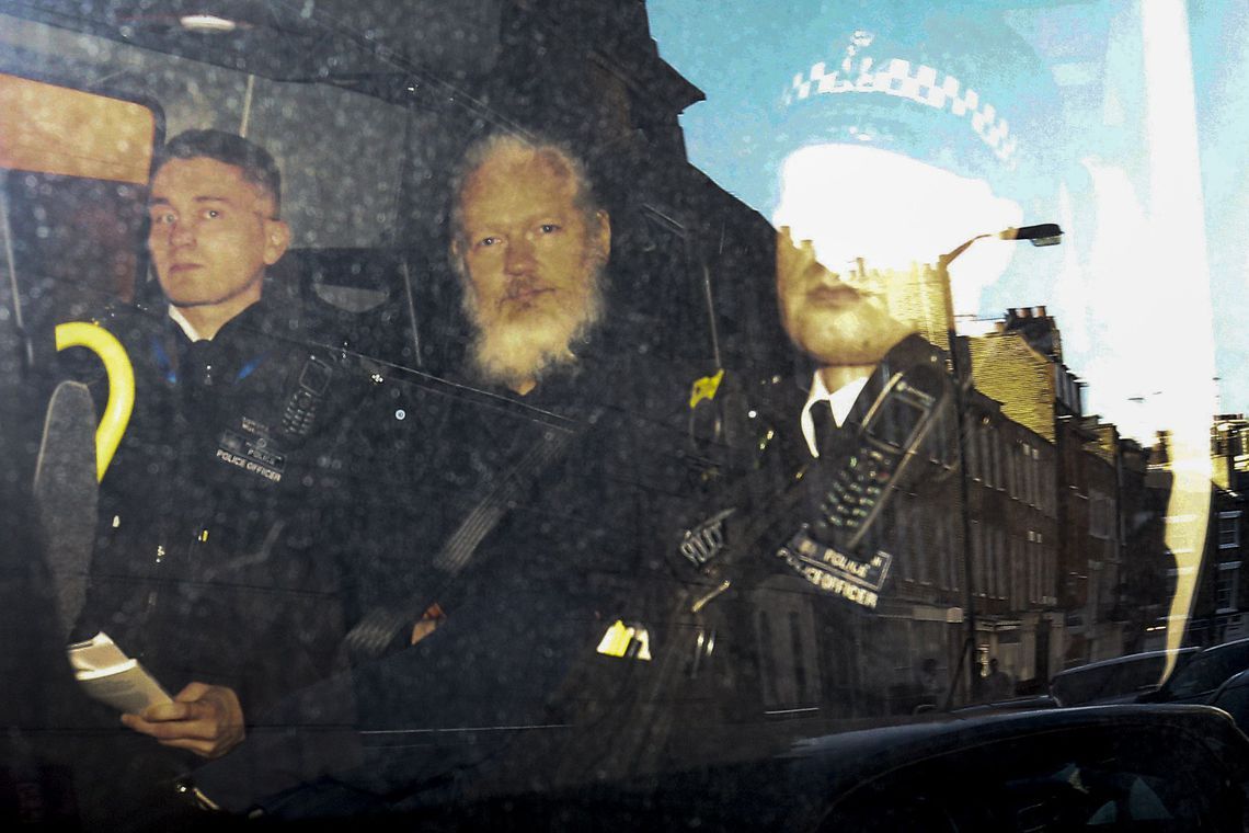 Parlamentares britânicos pedem extradição de Assange para a Suécia