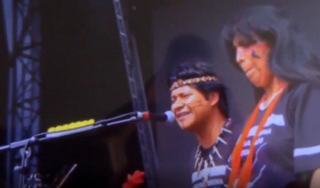 Indígenas mandam recado a Bolsonaro no Lollapalooza: 'demarcação já'