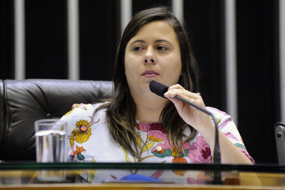 'Alguém manda um óleo de peroba pra Bolsonaro?', disse Sâmia Bomfim
