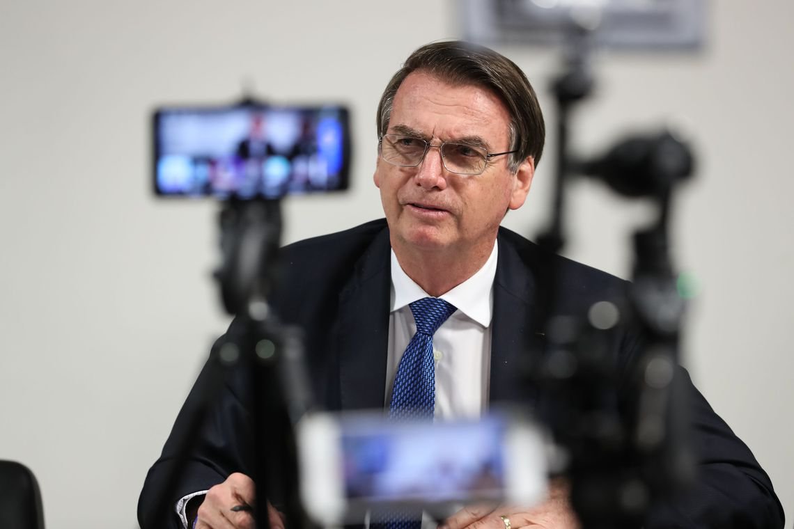Bolsonaro sinaliza que filhos operam suas redes sociais