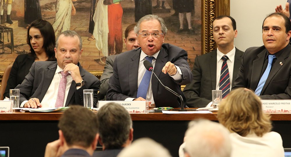 Guedes bomba na web com o apelido tchutchuca